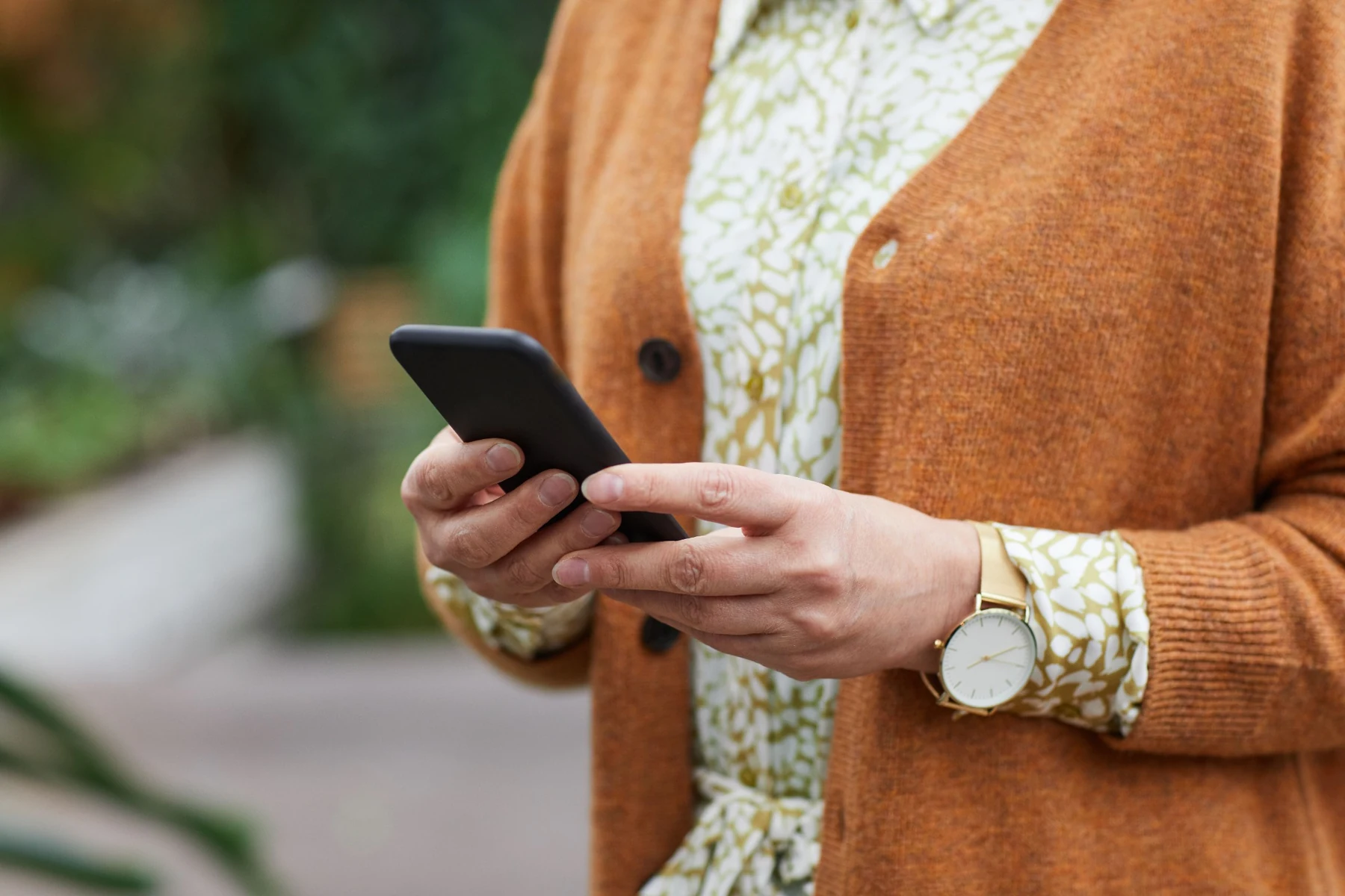 Eine Person bedient ein Smartphone